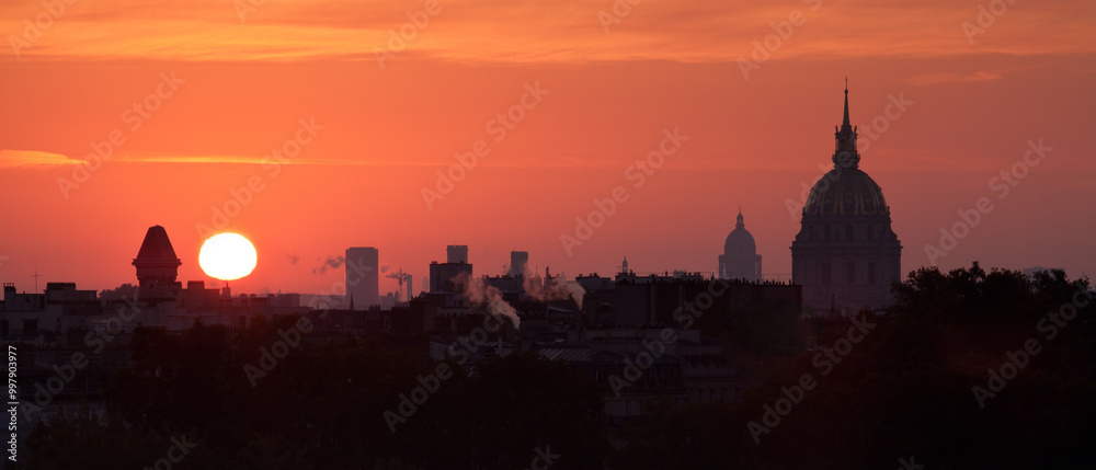 Fototapeta premium Panorama sur Paris et le dôme des Invalides au coucher du soleil 