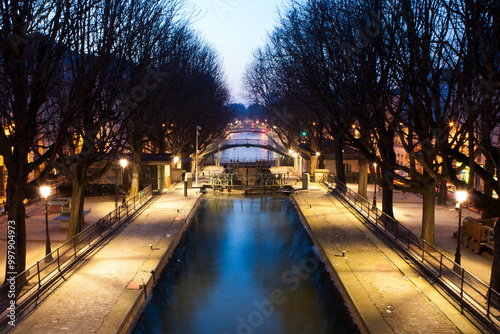 Canvas Print Le canal Saint-Martin de Paris reliant le bassin de la Villette au port de l'Ars