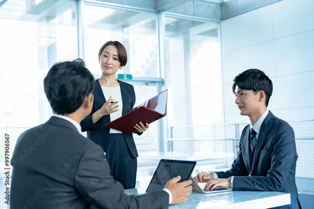 日本人男女3人の会議シーン