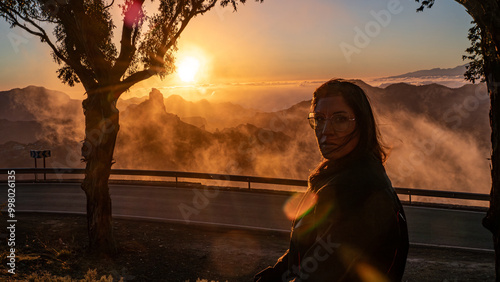Paisajes de las islas canarias en la cumbre con atardecer y luces preciosas en un paraje natural de gran canaria con bruma