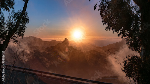 Paisajes de las islas canarias en la cumbre con atardecer y luces preciosas en un paraje natural de gran canaria con bruma
