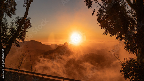 Paisajes de las islas canarias en la cumbre con atardecer y luces preciosas en un paraje natural de gran canaria con bruma