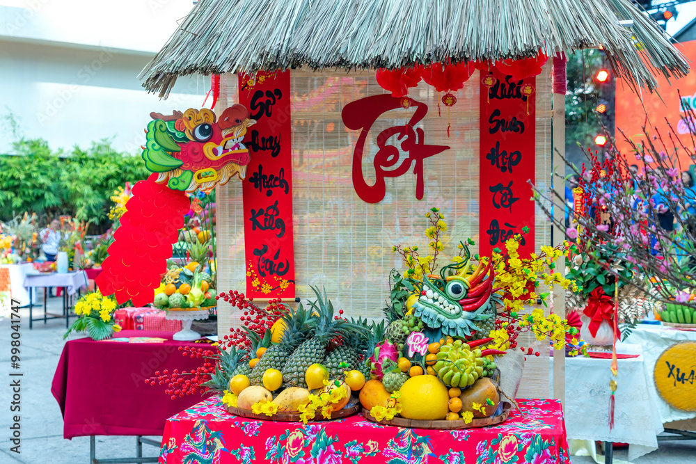 The five-fruit tray is displayed on the altar during the Lunar New Year at the Youth Cultural House.