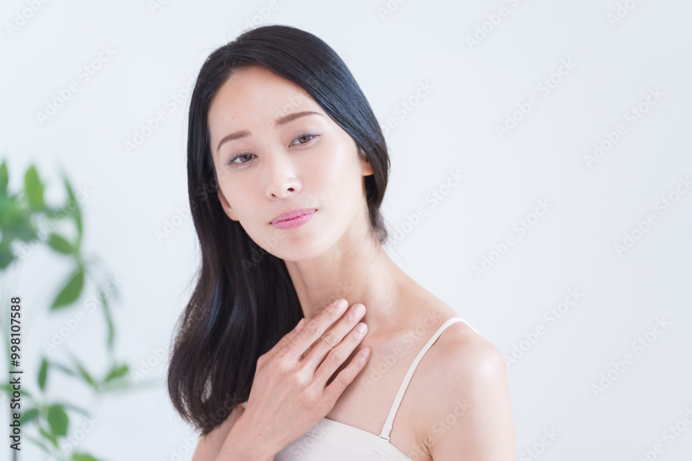 首を触るミドル女性の美容