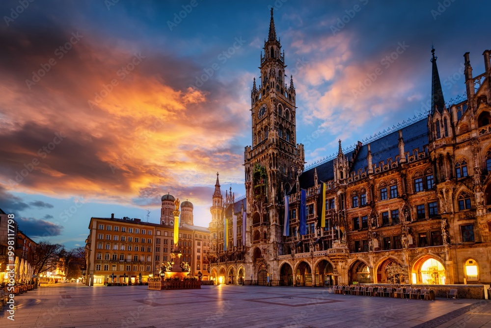 Fototapeta premium Beautiful summer sunrise view of the Marienplatz square in Munich, Germany, featuring the new city hall and without people