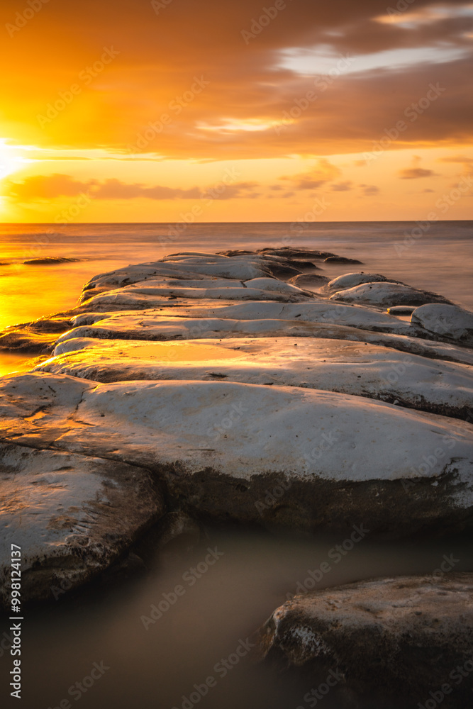 Obraz premium Sunset at Scala dei Turchi: The Iconic White Cliffs of Sicily