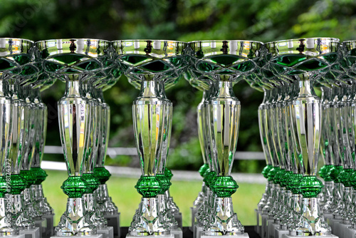 Obraz na płótnie srebrne puchary w rzędach, zwyciezca, dzień dziecka, uroczystość, silver cups lined up in rows, Champion trophies lined up, trofea sportowe w salonie