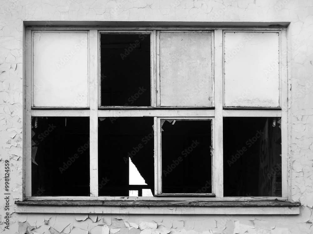 okno w ruinach budynku, okno z wybitymi szybami, ramka w ramce, czarno-biały obraz zniszczonego okna, frame within a frame, broken glass window in abandoned building, window with broken panes