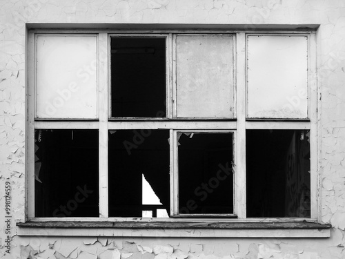 Obraz na płótnie okno w ruinach budynku, okno z wybitymi szybami, ramka w ramce, czarno-biały obraz zniszczonego okna, frame within a frame, broken glass window in abandoned building, window with broken panes
w salonie