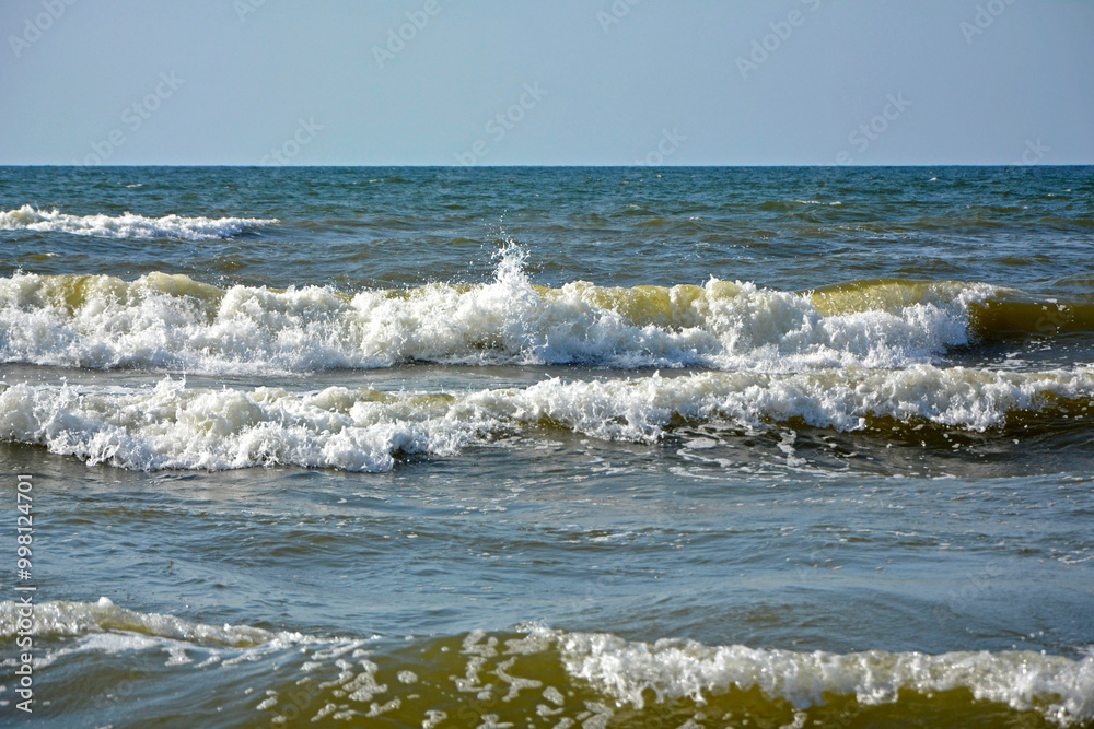 spienione morskie fale, foaming sea waves