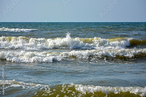 Obraz na płótnie spienione morskie fale, foaming sea waves w salonie