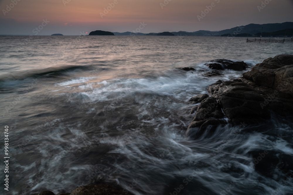 Fototapeta premium 美しい夕暮れの海岸