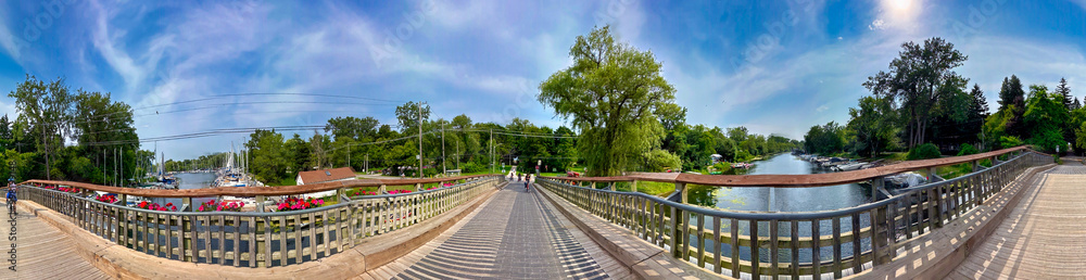 Naklejka premium Toronto, Ontario - August 3, 2024: Panoramic view of bridge to Algonquin Island