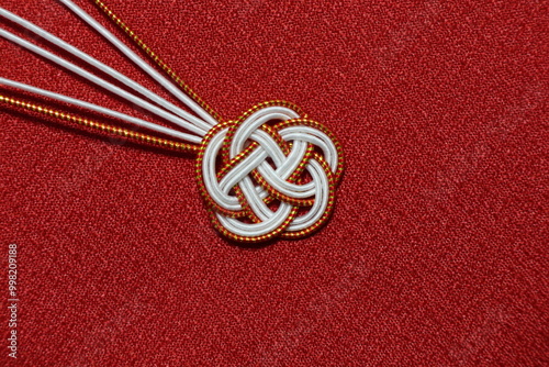 梅結びの水引素材　背景色赤色