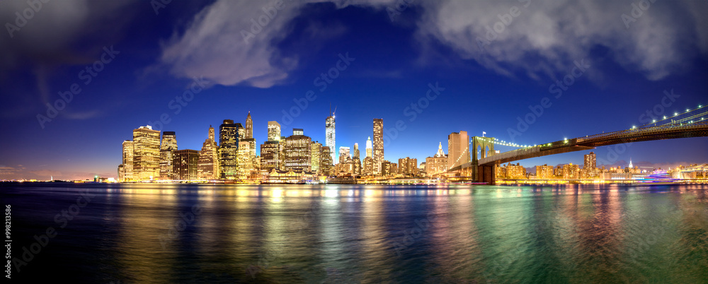 Fototapeta premium New York City night lights. Lower Manhattan and Brooklyn Bridge panorama from Brooklyn Bridge Park