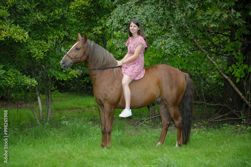 Mädchen mit Pferd in der Natur