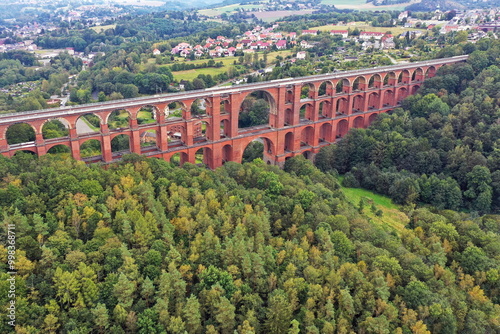 Luftbild der Göltzschtalbrücke, ein beeindruckendes Viadukt aus Ziegelsteinen, das sich majestätisch über das Tal der Göltzsch spannt.  photo