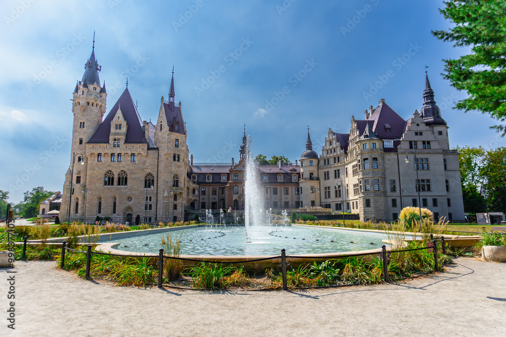 Fototapeta premium Zabytkowy pałac w Mosznej