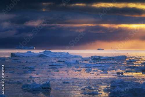 Obraz na płótnie Disko Bay is a large bay on the western coast of Greenland. w salonie