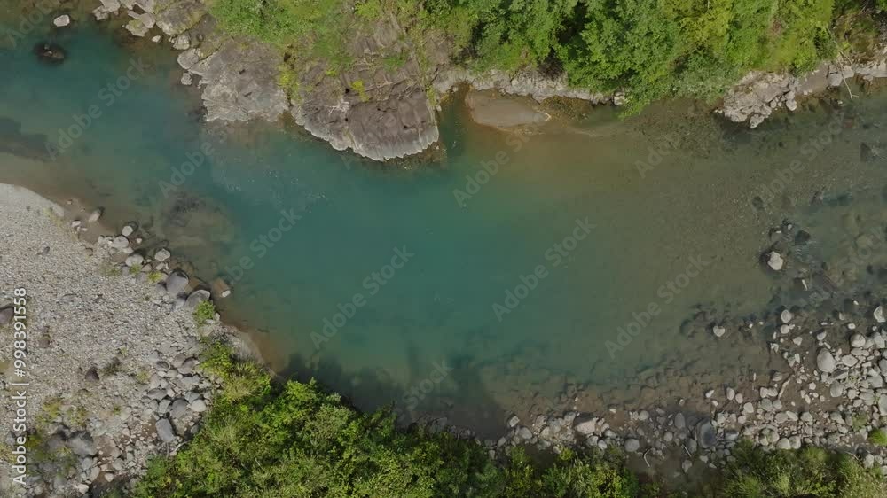 ドローン映像:山奥の大自然に流れる、透き通ったエメラルドグリーンの川 ドローン映像:山奥の大自然に流れる、透き通ったエメラルドグリーンの川