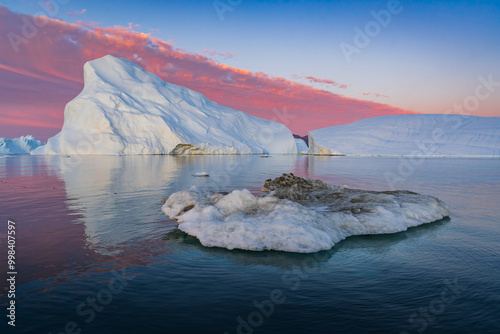 Obraz na płótnie Disko Bay is a large bay on the western coast of Greenland. w salonie