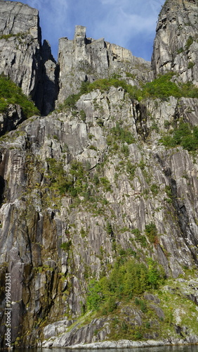 Preikestolen, die natürliche Felsplattform in Ryfylke, Norwegen vom Schiff aus gesehen photo