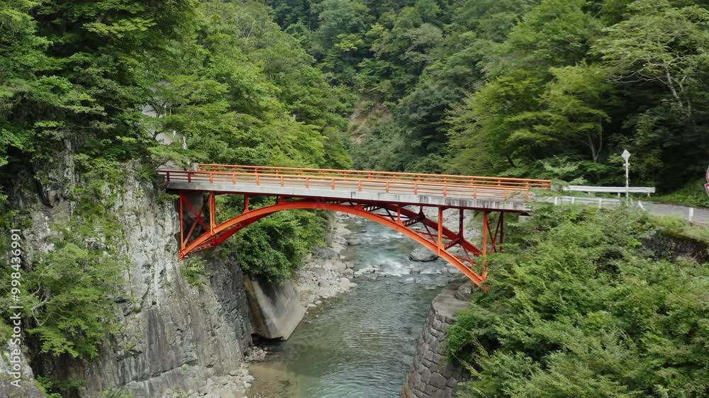 ドローン映像：山奥の秘境に架った赤い橋
