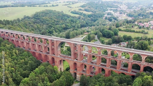 Luftaufnahme der Göltzschtalbrücke, ein beeindruckendes Viadukt aus Ziegelsteinen, das sich majestätisch über das Tal der Göltzsch spannt.