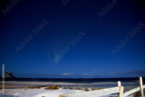 Aurora boreale a febbraio, sopra Bleik e l'isola di Bleiksoya, isole Vesteralen. Norvegia