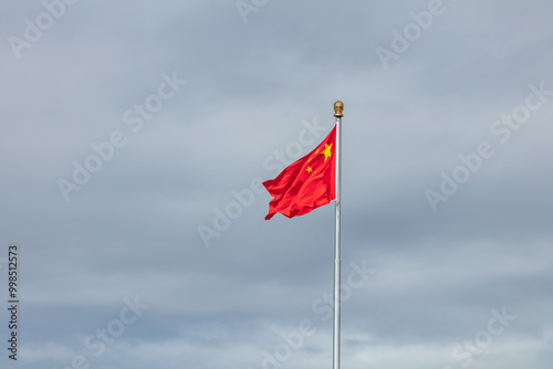 The five-star red flag of the Chinese flag is flying over Tiananmen Square 