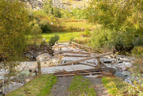 Un pont emporté par une rivière à Bonneval-sur-Arc dans les Alpes photo