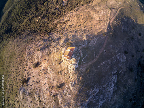 Obraz na płótnie Chapelle catalane sur son promontoire vu du ciel au lever du jour par drone w salonie
