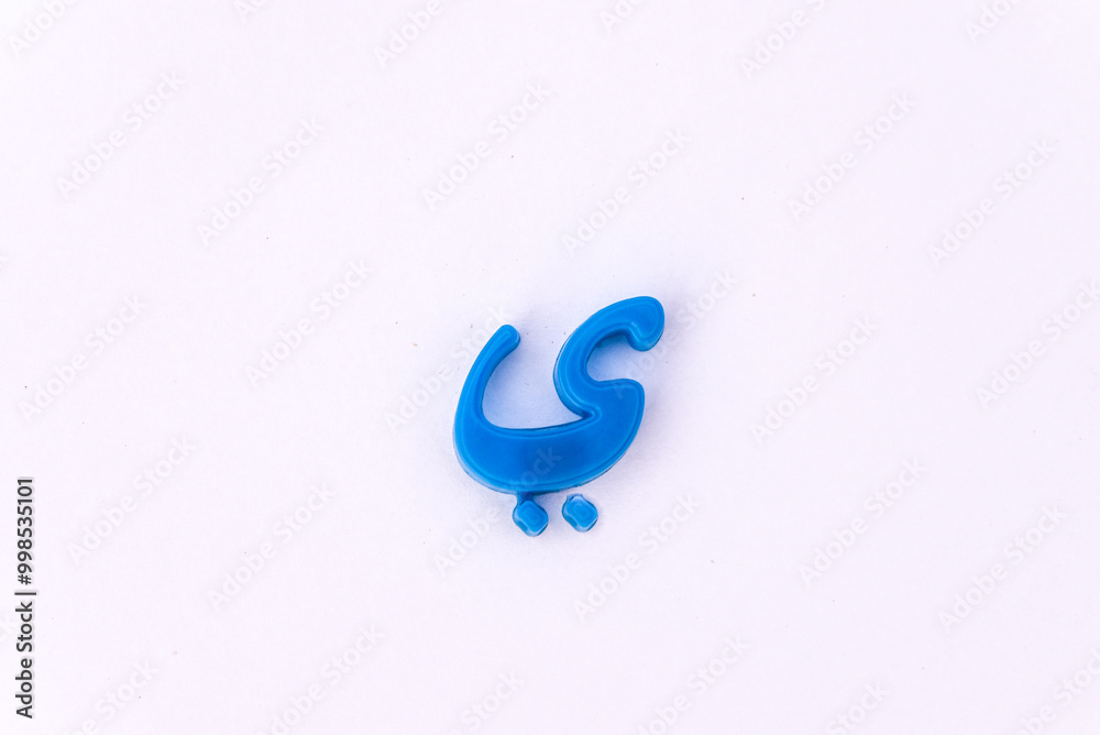letter Y, Arabic letter Y, Small model of the Arabic letter Ya in blue color isolated on a white background, Classical Arabic, ABC Arabic alphabet , حرف الياء العربي حروف اللغة العربية، ي.