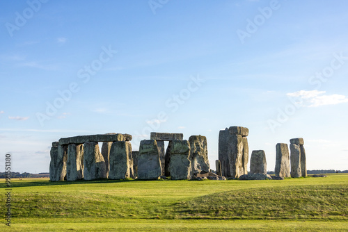Monumento di Stonehenge durante un pomeriggio soleggiato in Inghilterra