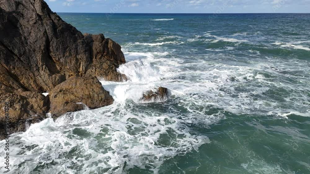 海岸に打ち寄せる波 海 三陸海岸 青森県 空撮 海岸に打ち寄せる波 海 三陸海岸 青森県 空撮