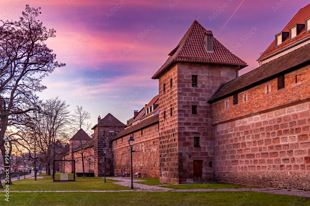 Fototapeta premium Farbenfroher Sonnenuntergang über der südlichen Stadtmauer auf Höhe der Frauentormauer und Färberplatz.