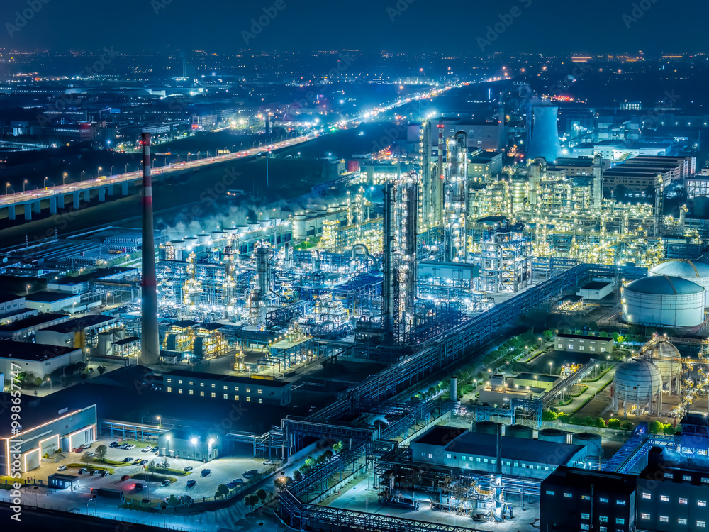 Obraz premium Oil refinery chemical plant industrial equipment buildings at night