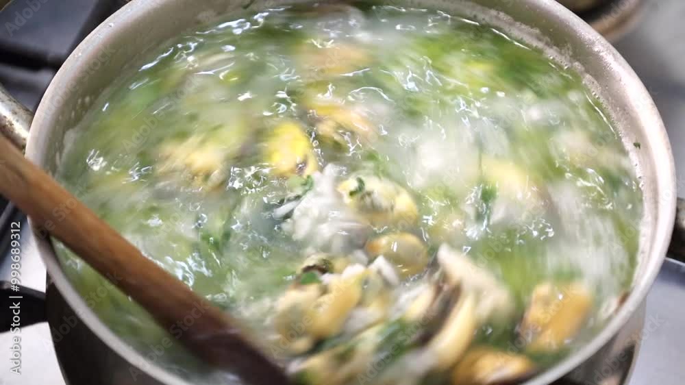 Arroz de mexilhão com legumes de forma tradicional Portuguesa...