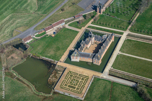 vue aérienne du château de Carrouges en France