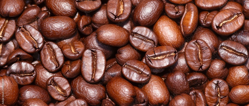 Obraz premium A heap of coffee beans stacked upon one another, with an adjacent mound below