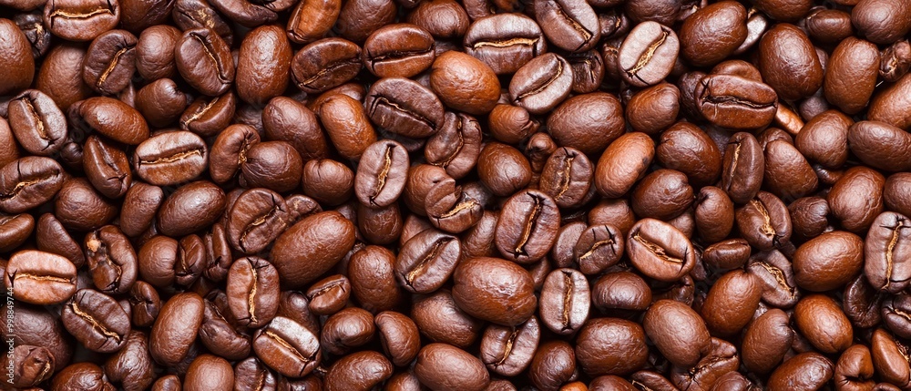 Obraz premium A pile of coffee beans with beans in the middle of the upper half and the bottom half in the lower half