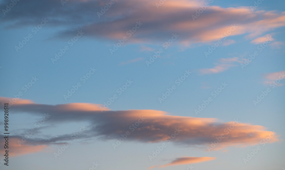 Obraz premium Sky background. Bright evening sunset sky with dramatic clouds.