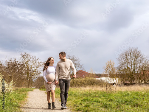 schwangere junge Frau mit Partner im Park