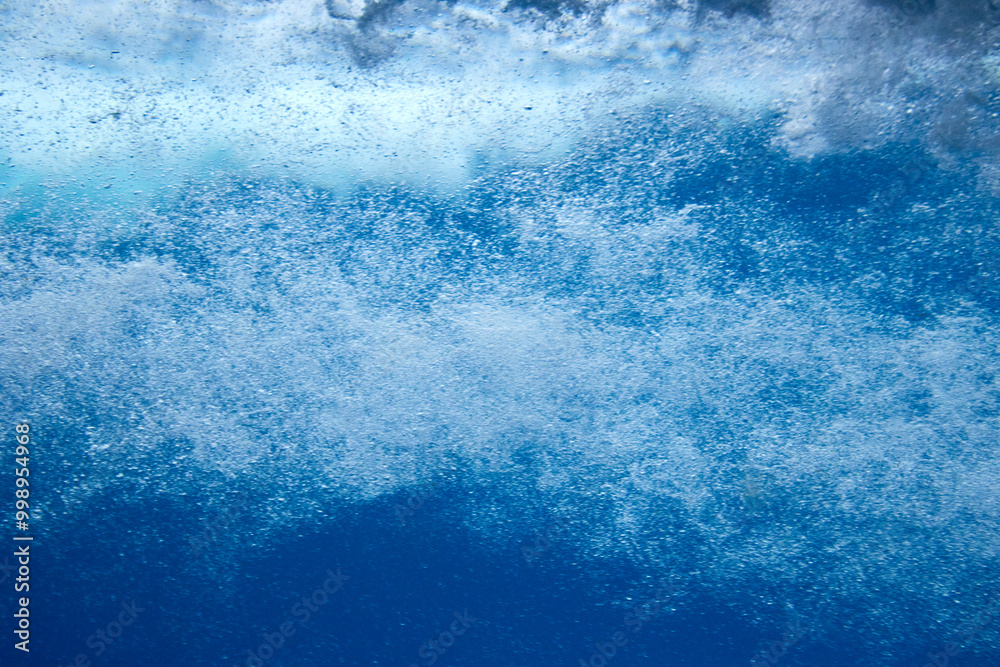 Fototapeta premium Struktur von sprudelndem Wasser hinter einer Glasscheibe