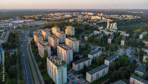 Lot nad miastem. Widok z drona. Blokowisko. Dzielnica mieszkaniowa.