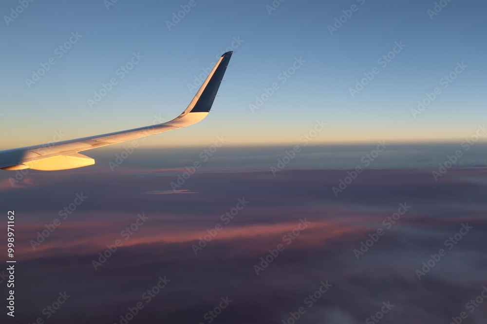 Obraz premium Pretty sunset clouds and colors from view of plane
