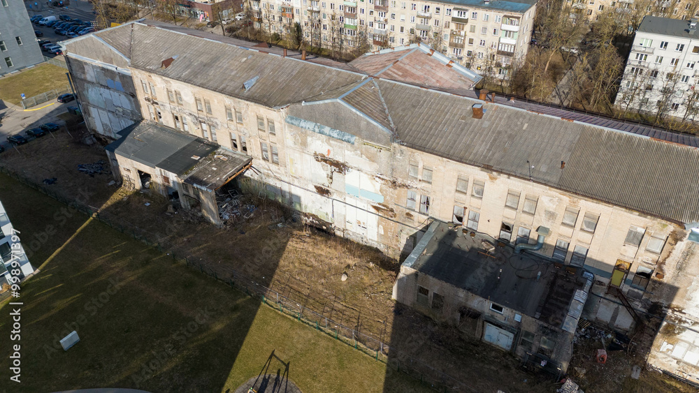 Obraz premium Aerial View of an Abandoned Building in Urban Setting