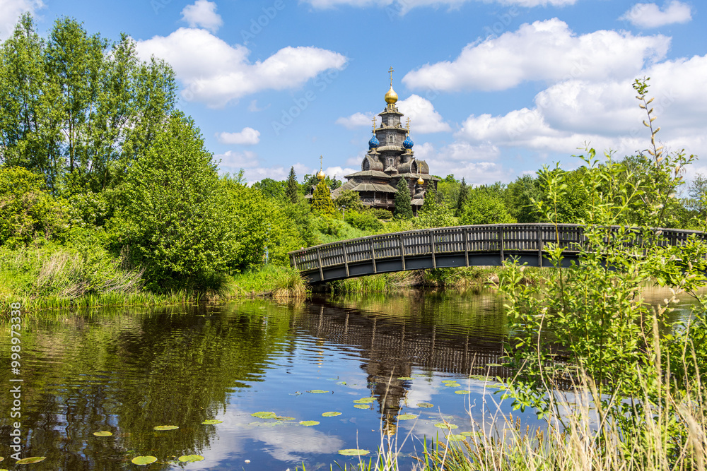 Der Nachbau einer russisch Orthodoxen Kirche im Mühlenmuseum Gifhorn. spiegelt sich im Wasser Der Nachbau einer russisch Orthodoxen Kirche im Mühlenmuseum Gifhorn. spiegelt sich im Wasser