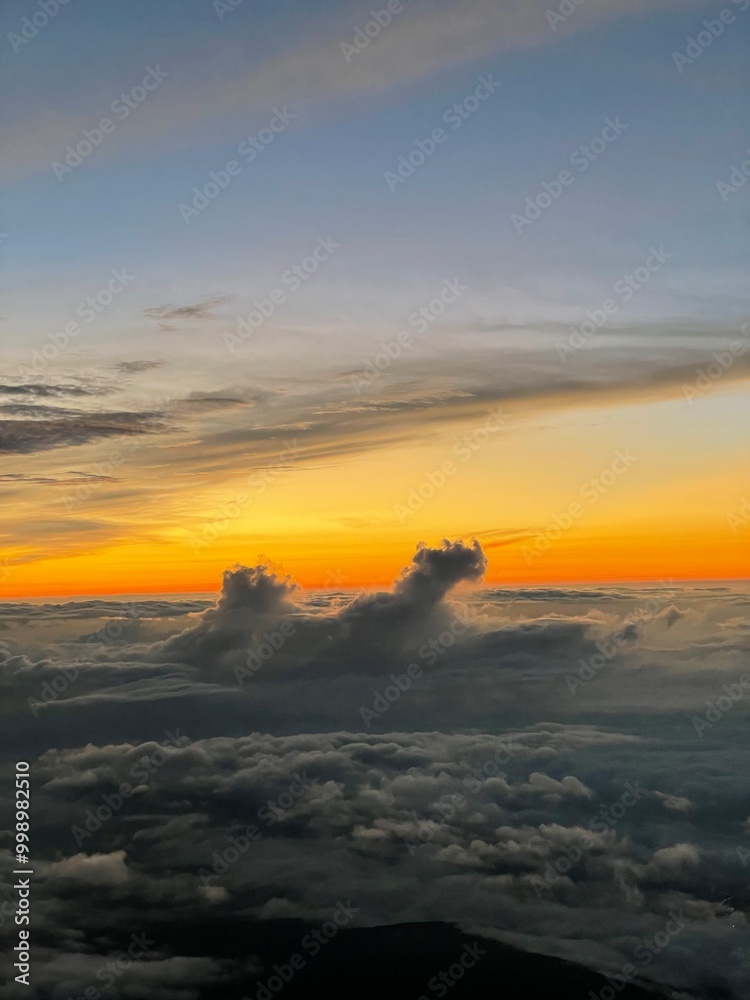 Amanecer encima las nubes Amanecer encima las nubes