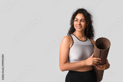 Smiling young woman in spor...